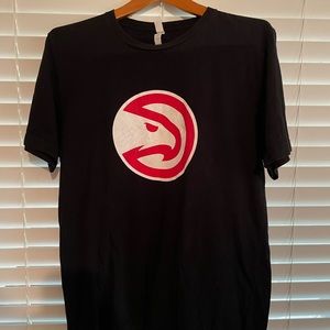 Atlanta Hawks Tshirt-ML-smoke/pet free home-no holes, snags,rips. Like NEW